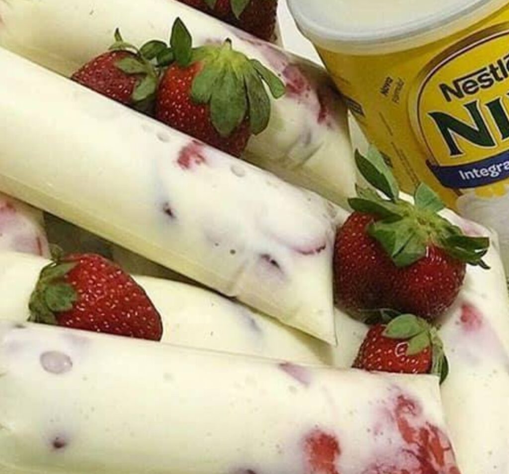 Geladinho de leite ninho com morango