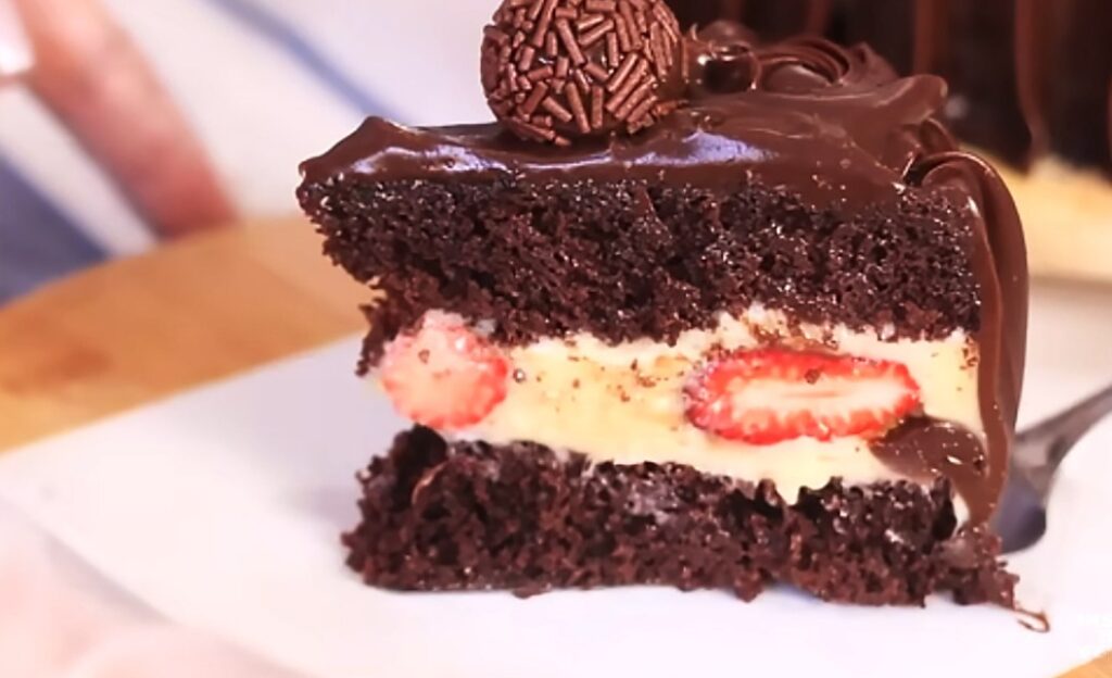 Bolo de Chocolate com Leite Ninho e Morangos